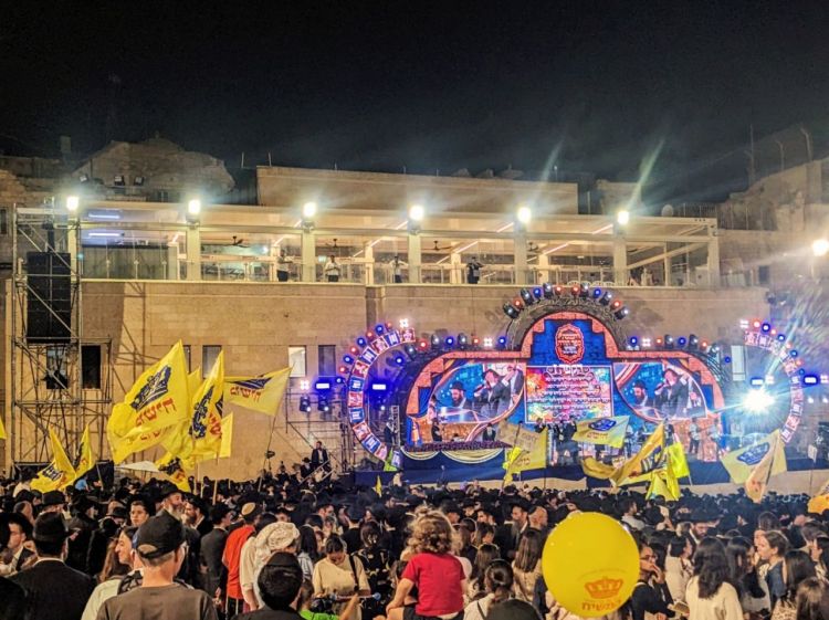 הרבי לא התבייש. מדוע אנחנו מתביישים?