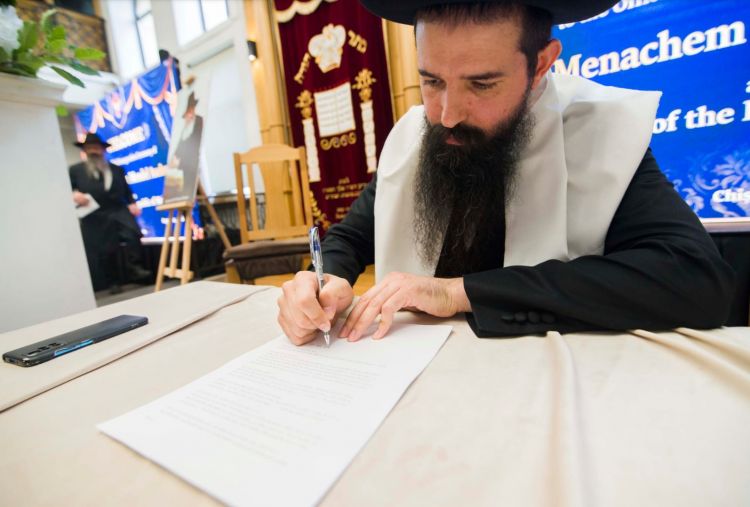 הצהרת אמונה בקישינב: מיד לאחר הכתרתו, הרב הראשי למולדובה חתם על פסק הדין כי הרבי שליט״א הוא משיח צדקנו