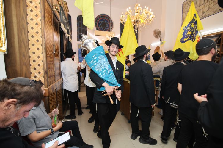 הכנסת ספר תורה חגיגית בבית חב"ד פלורנטין