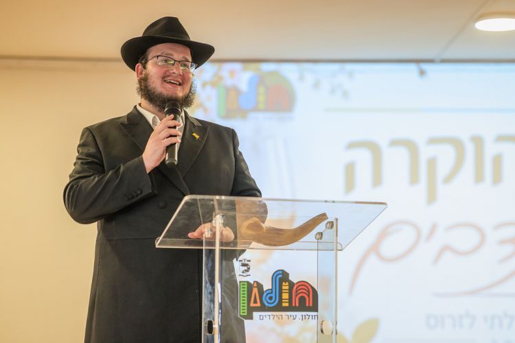 חולון: השליח במפגש חגיגי עם צמרת העיריה בשכנוה