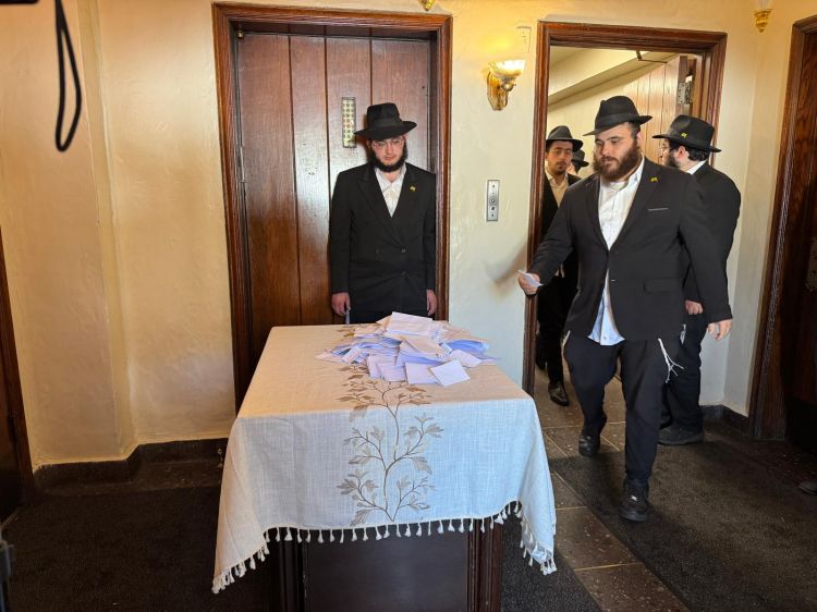 ערב ראש השנה ב770: אלפים הביאו את הפ"נ