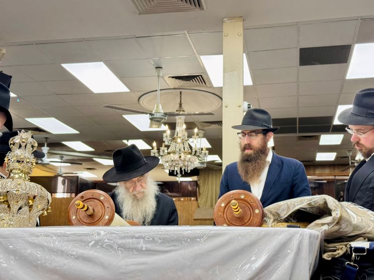 אחרי תפילת מנחה: שיחה וחלוקת שטרות לצדקה