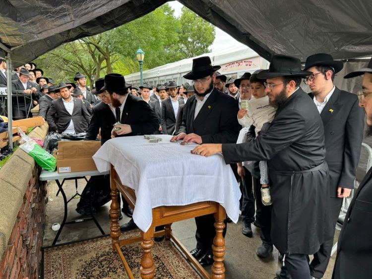 הרבי שליט"א מלך המשיח בחלוקת לעקח ודולרים