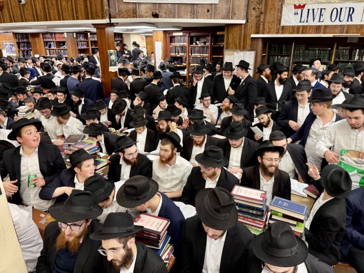 הכנה לברכת הבנים: מאות דוברי אנגלית בסדר שיחות ב-770