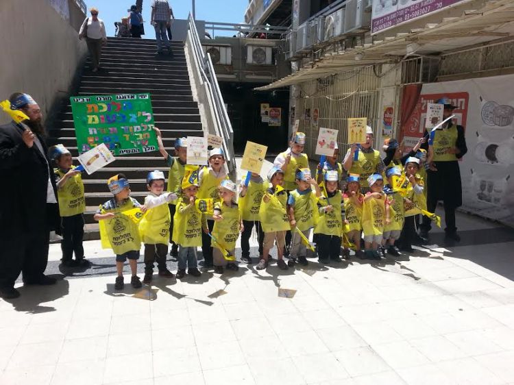 ילדי החיידר בתהלוכה ססגונית