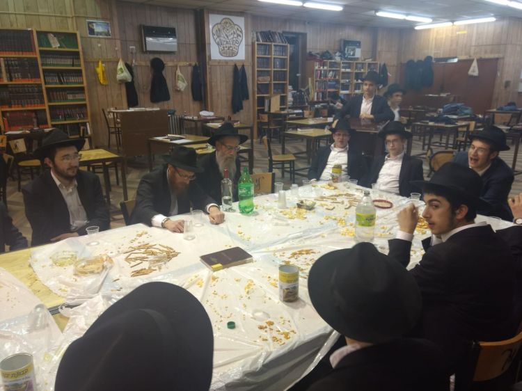 התוועדות חסידים בישיבת אהלי תורה