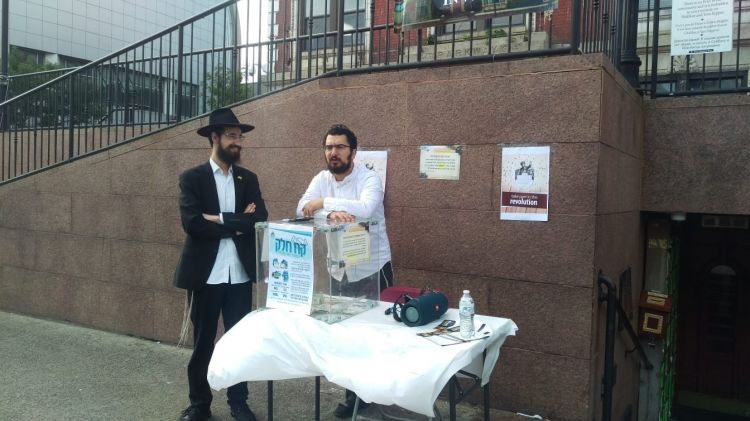 תמונת היום: התרמה בכניסה לבית משיח