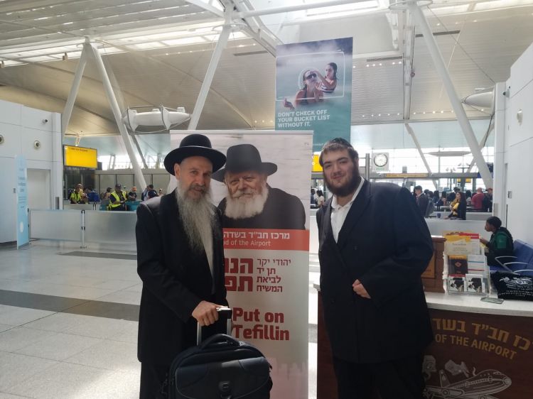 תמונת היום: הזמר מרדכי בן דוד בבית חב"ד