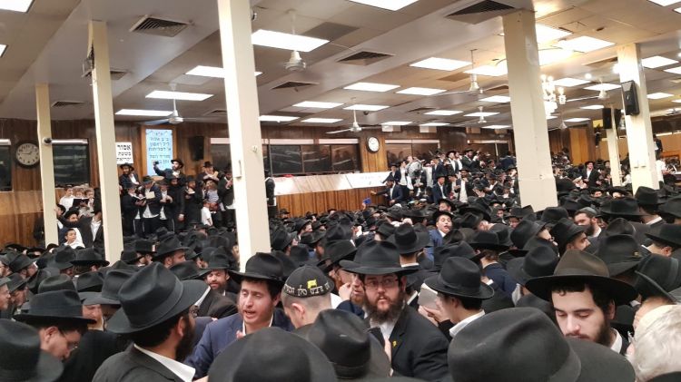 במוצאי מנוחה ב770 בית משיח
