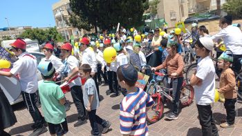 ילדי הקריה החסידית בבת ים עיר הגאולה בתהלוכה לכבוד רשב"י