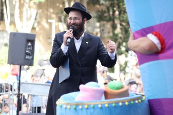 900 משתתפים בתהלוכת ענק בשכונת שיפר, נווה דקלים שמחה של גאולה