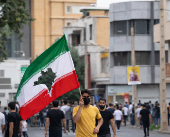 איראן בוערת: המשטר מתערער, ארה״ב נערכת להתערבות צבאית