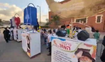 צפו: תהלוכת ילדי אור ליובאוויטש בכפר חב״ד