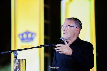 נאומו של ד"ר ארז פלג: להחליף למשקפיים של גאולה