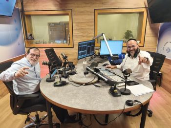 חידודון על הגל | שר השמחה עמי מימון מארח את הזמר מנדי ג'רופי