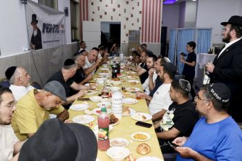 חולון: עשרות בהתוועדות ראש חודש מנחם אב בג׳סי כהן