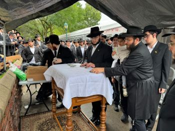 הרבי שליט"א מלך המשיח בחלוקת לעקח ודולרים