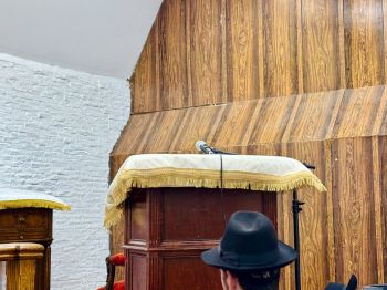 ערב היום הקדוש: ברכה כללית וחלוקת שטרות לצדקה