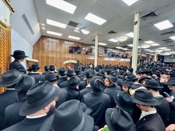 מידי לילה בחול המועד: שיחת קודש וחלוקת שטרות לצדקה