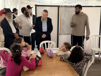 במהלך סיור בכפר חב״ד: חבר הכנסת אבי מעוז ביקר בבית חיה מושקא