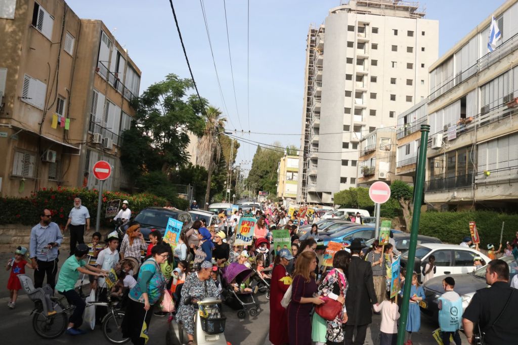 החום לא הפריע לתהלוכה המרכזית בבת ים