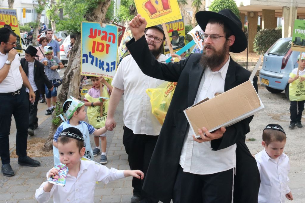 החום לא הפריע לתהלוכה המרכזית בבת ים