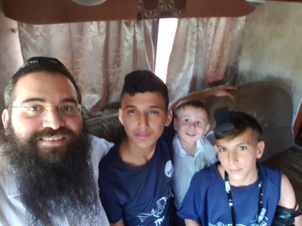 חג הגאולה בקרית גת: כינוסי ילדים והתוועדות