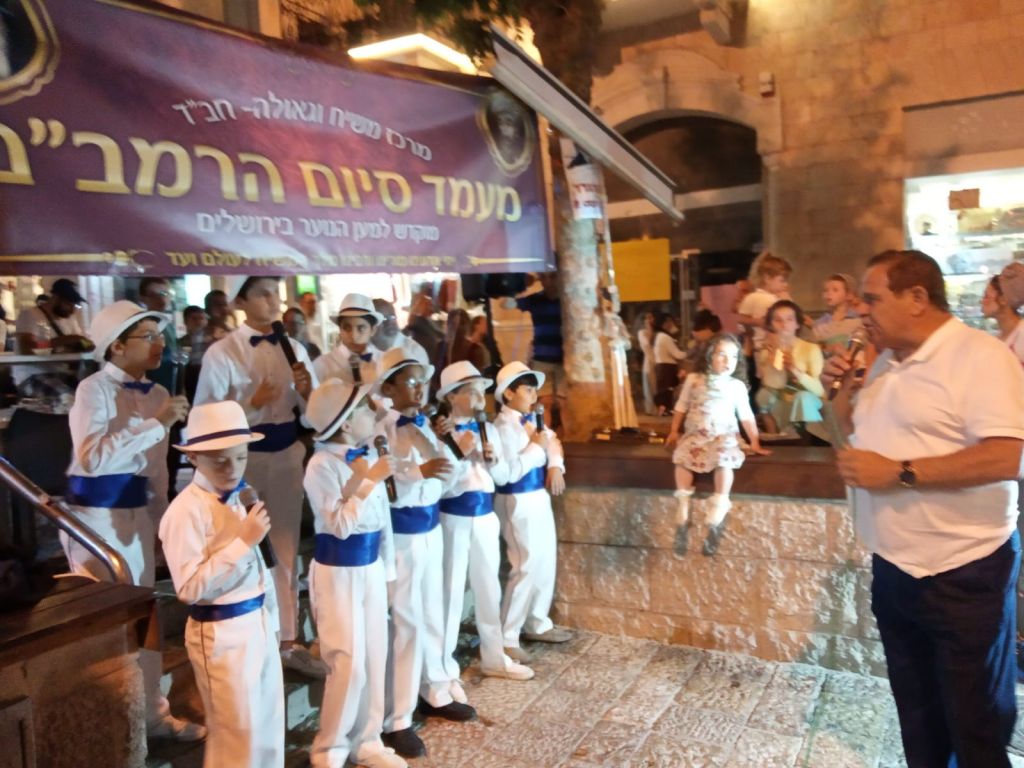 מאות אנשים בסיום הרמב"ם עם מקהלת צ"ה במדרחוב