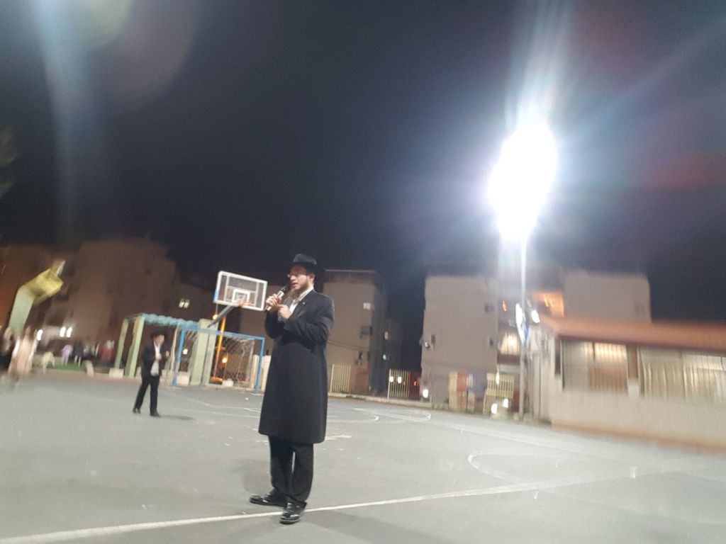 הרב ליפש מנחה את הכינוס