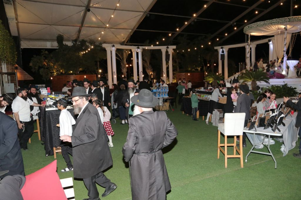 מוצרי משיח וגאולה בדוכנים