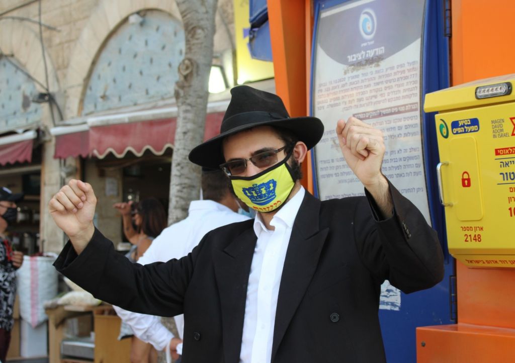 תאירו בחנוכה עם מסיכת משיח