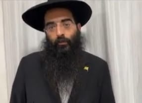 הת' שניאור אוריאן מברך ברכת כהנים