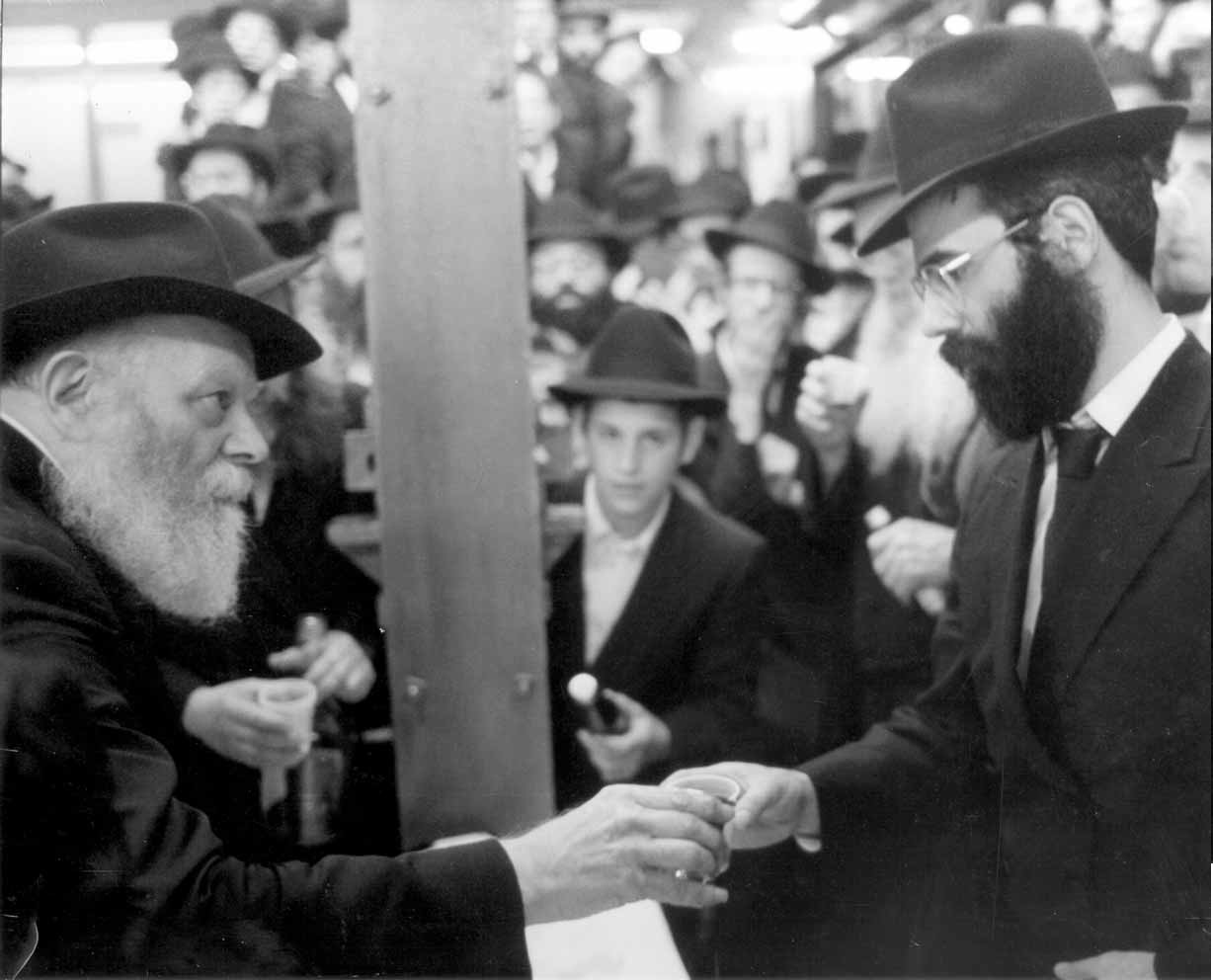חלוקת כוס של ברכה, מוצאי אחש"פ