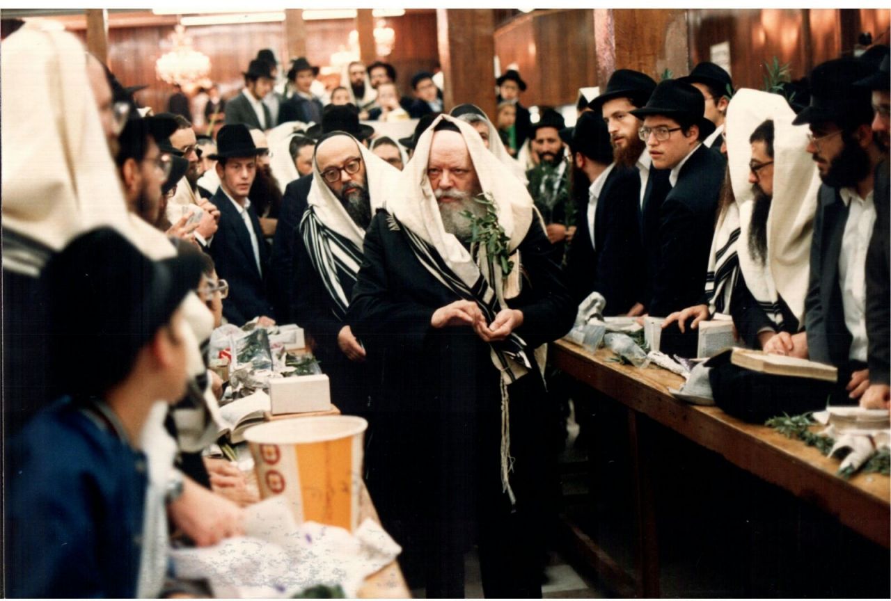 בכניסתו לשחרית, הושע"ר