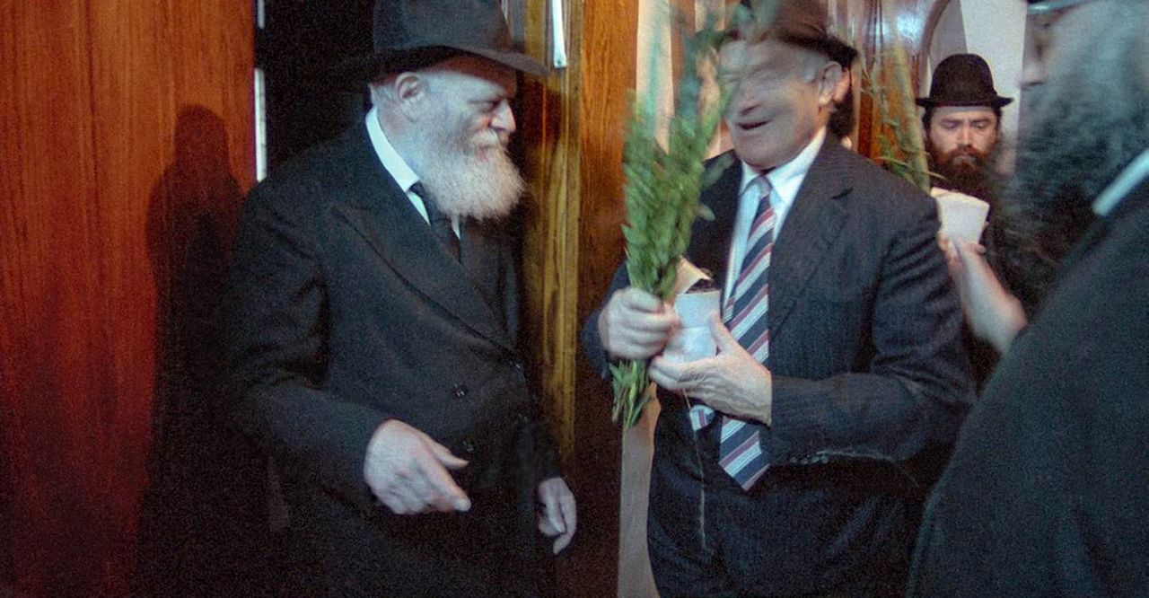 מחייך לר' זלמן ע"ה יפה בעת חלוקת הד' מינים, י"ד תשרי