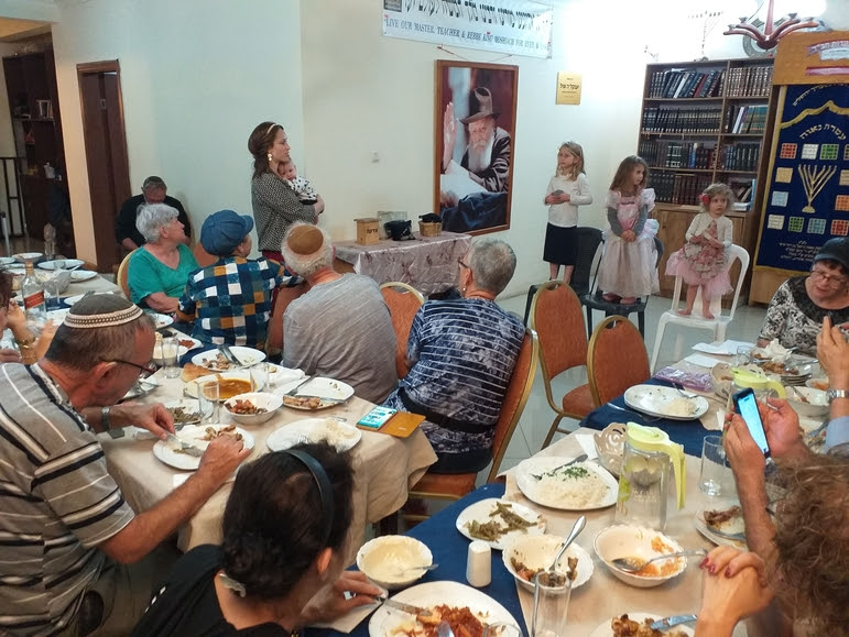 הילדות מספרות לאורחים מה שלמדו בגן על פרשת השבוע