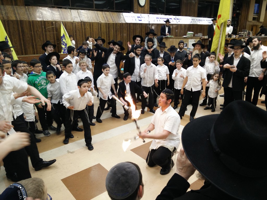 בשירה וזמרה וריקודים אל הגאולה