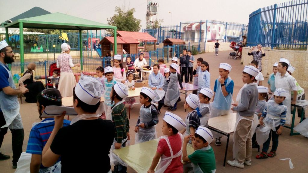 ילדי עוטף ירושלים אופים מצות עגולות