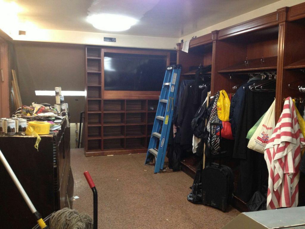 מימין המדפים בארונות התליה הישנים באופן שהכל מתחלק למטה. (אז למה יש מדף?!) מלפנים, הארון החדש