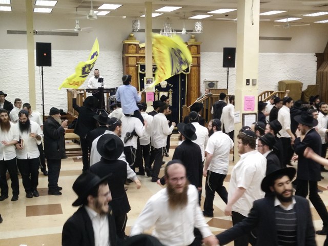 הוספה בריקודים ושמחה ב770 בז"ך אדר ראשון