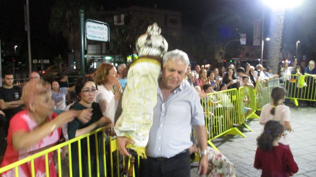 הקפות שניות בבית חב"ד בת ים עיר הגאולה