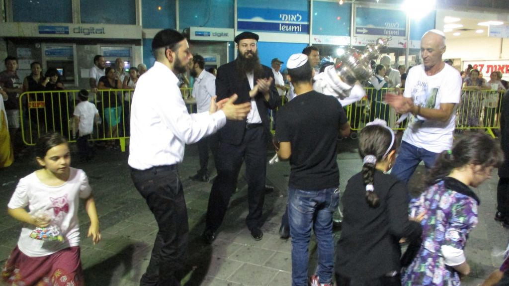 הקפות שניות בבית חב"ד בת ים עיר הגאולה