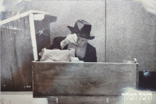 הרבי שליט"א מלך המשיח באוהל כ"ק אדמו"ר מוהריי"צ נ"ע בערב ראש השנה תשל"ה