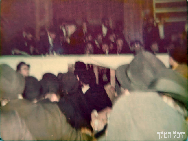 אחת ההתוועדויות בחורף תשל"ד רגעים ספורים לפני כניסת הרבי שליט"א מלך המשיח