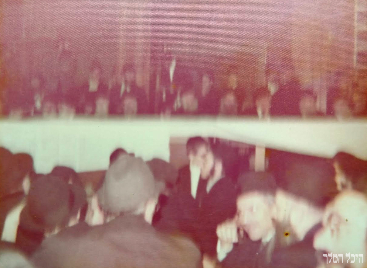 אחת ההתוועדויות בחורף תשל"ד רגעים ספורים לפני כניסת הרבי שליט"א מלך המשיח