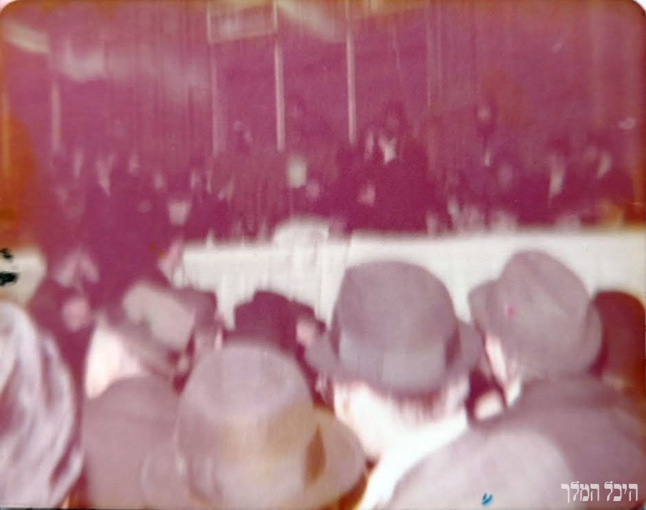 אחת ההתוועדויות בחורף תשל"ד רגעים ספורים לפני כניסת הרבי שליט"א מלך המשיח