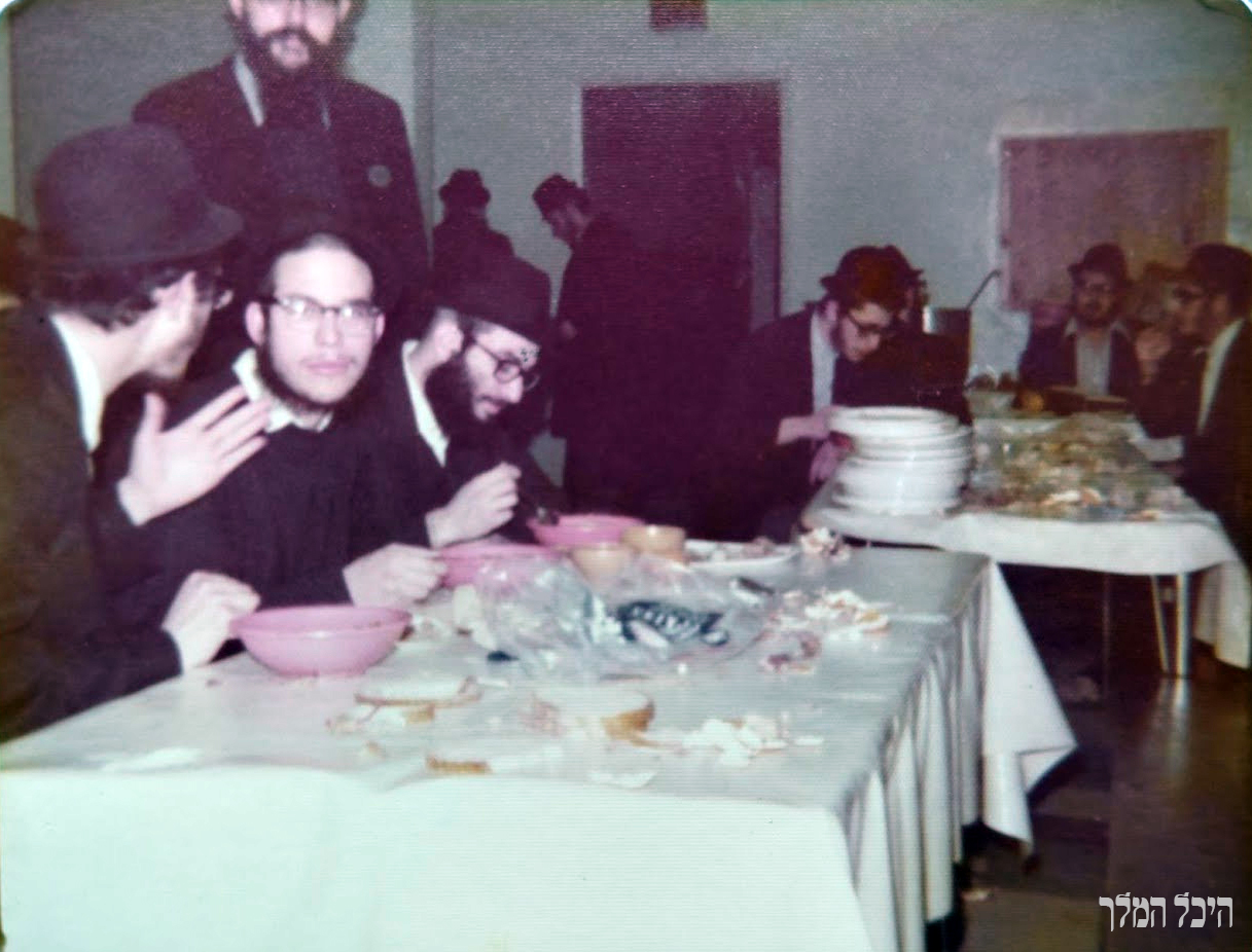 בחדר האוכל של התמימים