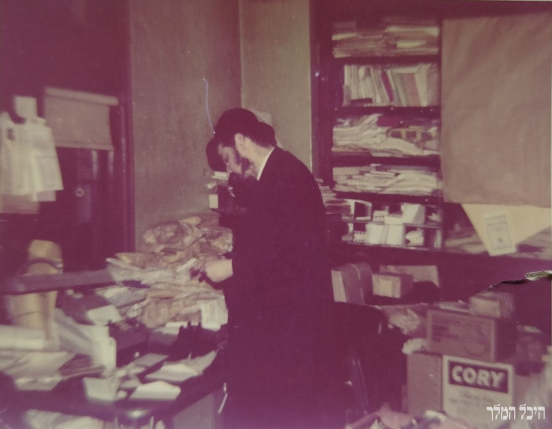 המזכיר הרב בנימין קליין בעת עבודתו בחדר המזכירות