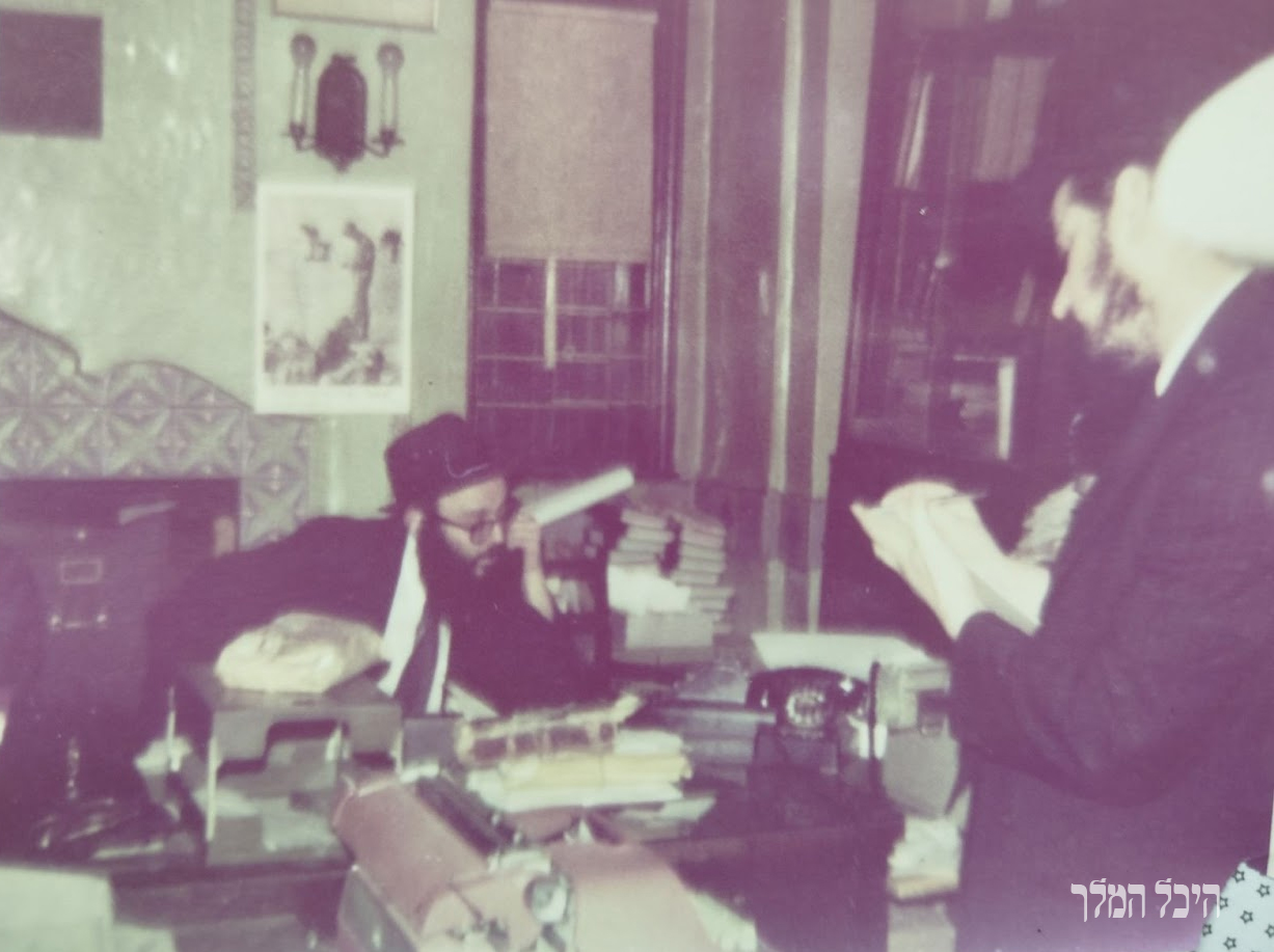 המזכירים הרב בנימין קליין והרב יהודה לייב גרונר בחדר המזכירות בעת עבודתם