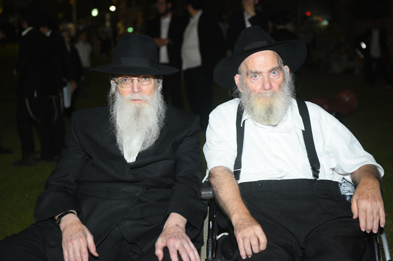 משמאל: הרב מנחם יעקב רייניץ, לוד